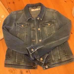 Vineyard Vines Jean jacket. 01/2022 style. Size: M Great condition!